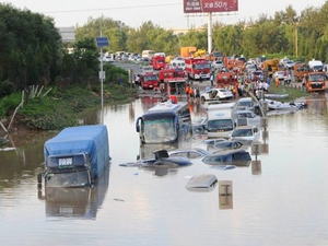 人民財評：特大暴雨下 公路為何如此兇險而無情？