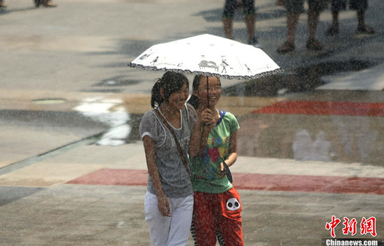 重慶氣溫最高超37℃ 街頭短褲長(zhǎng)裙“風(fēng)光好”