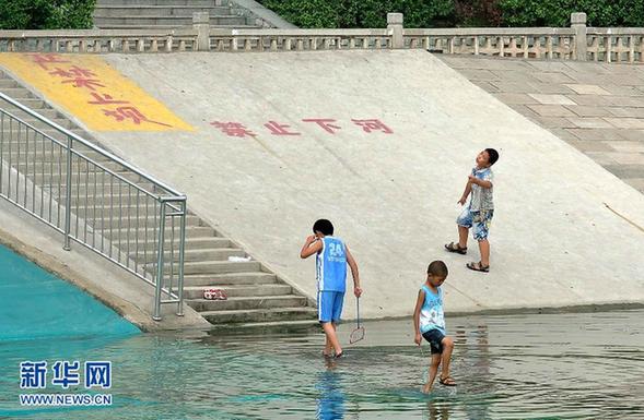 汛期以來雨多 河中嬉水，險！