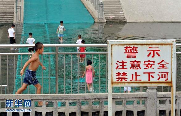 汛期以來(lái)雨多 河中嬉水，險(xiǎn)！