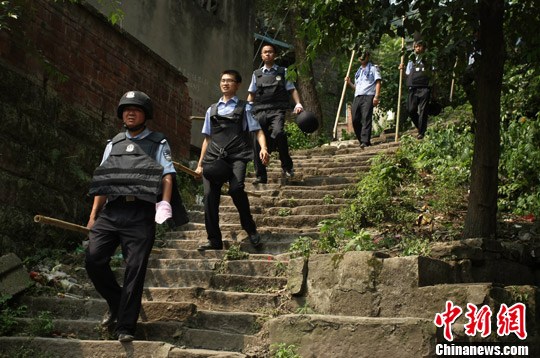 重慶警方追捕周克華第4日現(xiàn)場(chǎng)見(jiàn)聞：高溫下封山搜捕