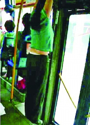 中年女子公交車上吊臂健身 司機(jī)：這樣很危險(xiǎn)(圖)