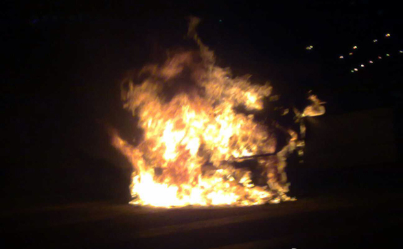 國貿(mào)橋一轎車自燃 火光沖天