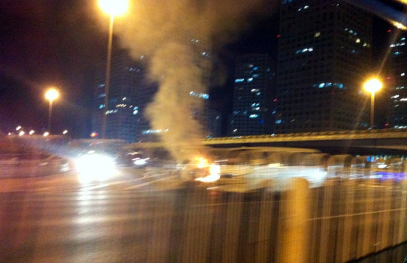 國(guó)貿(mào)橋一轎車自燃 火光沖天