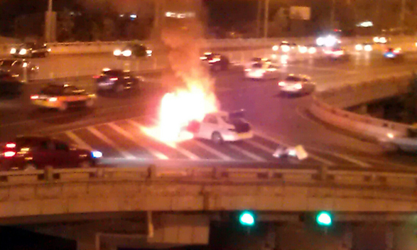 國(guó)貿(mào)橋一轎車自燃 火光沖天
