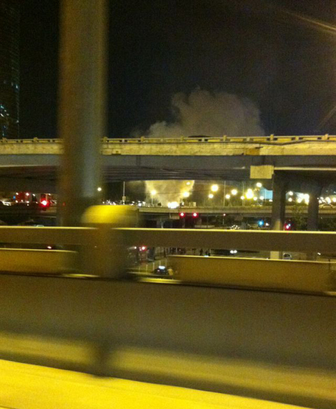 國貿(mào)橋一轎車自燃 火光沖天