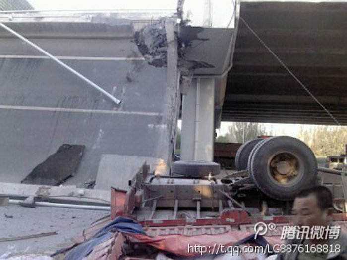哈爾濱陽(yáng)明灘大橋斷裂 4車(chē)墜橋3死5傷