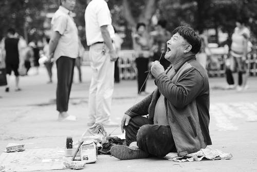 傻子？義丐！70歲傳奇乞丐養(yǎng)大了5個(gè)棄嬰（圖）