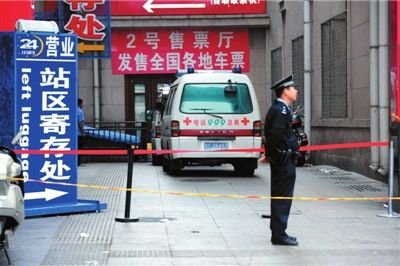 1男1女凌晨在北京站售票廳內(nèi)排隊買票被割喉