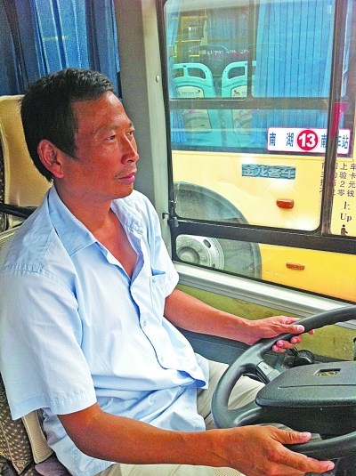 孕婦乘公交無(wú)人讓座 司機(jī)喊話稱沒人讓我讓