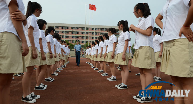 湖北：高校軍訓(xùn) 短裙褲受新生親睞