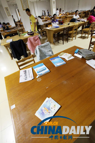 “考研大戰(zhàn)”從搶座開始 學生凌晨圖書館外排隊