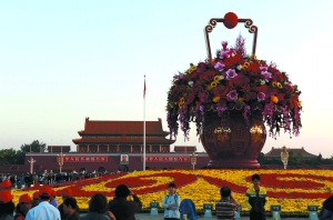 最大花籃綻放天安門(mén) 真假花結(jié)合累計(jì)超過(guò)10萬(wàn)盆 圖