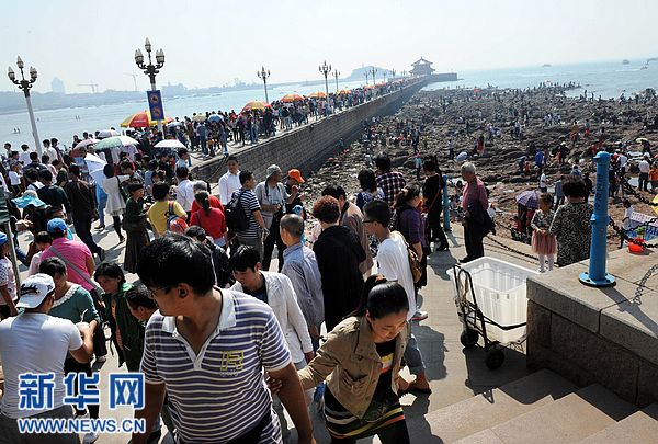 中秋國慶長假第三天景區(qū)游客量急劇攀升