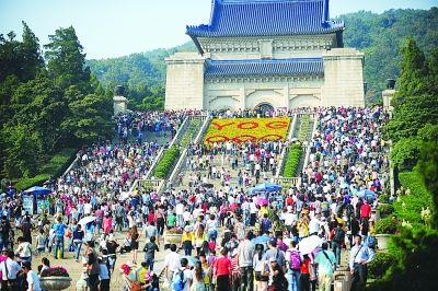 5天接待近百萬(wàn)人創(chuàng)新高 中山陵開始控制入園人數(shù)