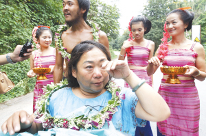 青年推輪椅帶母親徒步從北京到達(dá)西雙版納(圖)