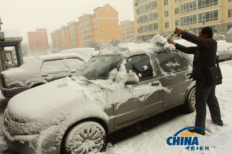 冷空氣來(lái)襲 吉林長(zhǎng)春迎下半年首場(chǎng)降雪