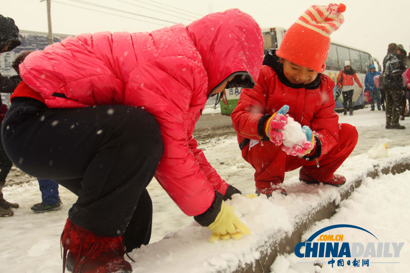 冷空氣來(lái)襲 吉林長(zhǎng)春迎下半年首場(chǎng)降雪