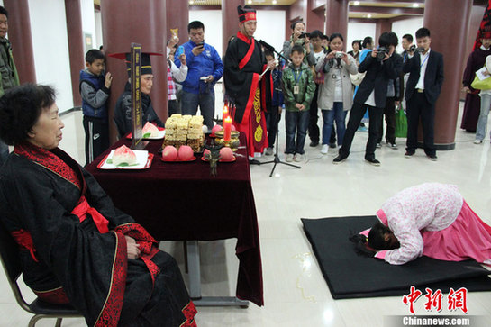 西安舉行重陽(yáng)傳統(tǒng)敬老祝壽禮