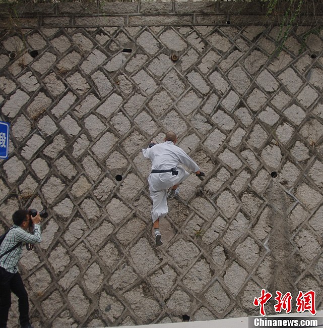 福建南少林武僧“飛墻走壁”登上5米高墻