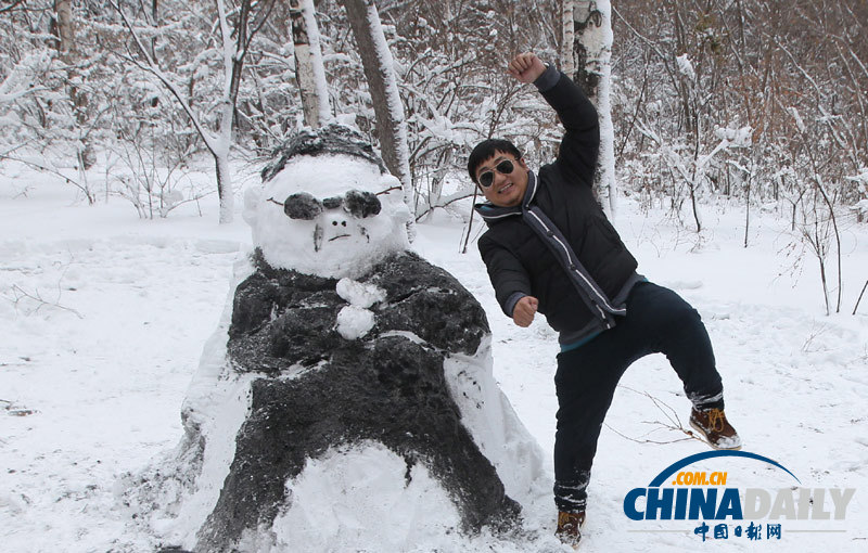 吉林長(zhǎng)春市民堆“鳥叔”雪人 大跳騎馬舞