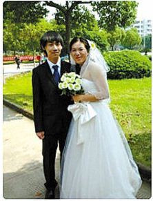 年輕情侶創(chuàng)意秀愛情: “裸”物質(zhì) 幸?？梢院芎唵?/></p>

<p align=