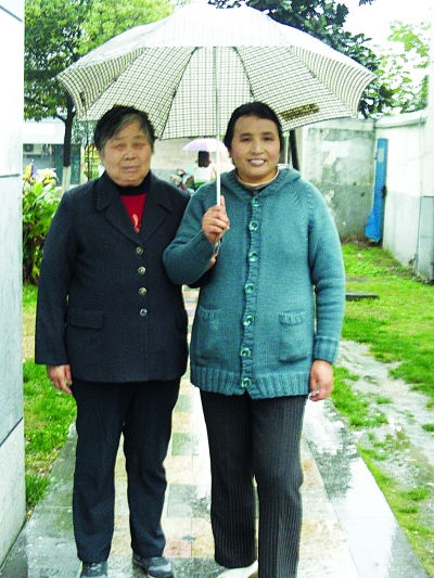 兒媳病危婆婆照料十年 婆婆失明兒媳知恩反哺