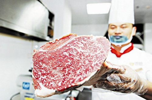 武漢“雪花牛肉”每斤售近2千 1頭?？少I寶馬車
