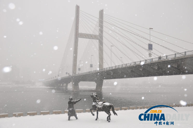 東北遭遇強降雪 中央氣象臺發(fā)布暴雪藍色預(yù)警