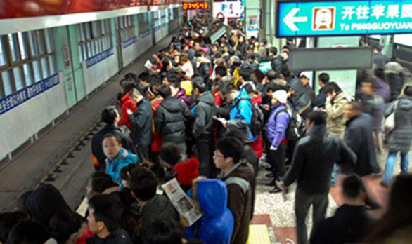 地鐵乘客墜落站臺(tái) 百人高喊停車(chē)