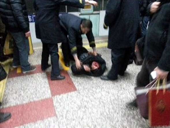 地鐵乘客墜落站臺(tái) 百人高喊停車