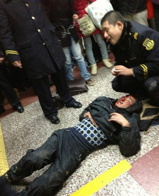 地鐵乘客墜落站臺 百人高喊停車