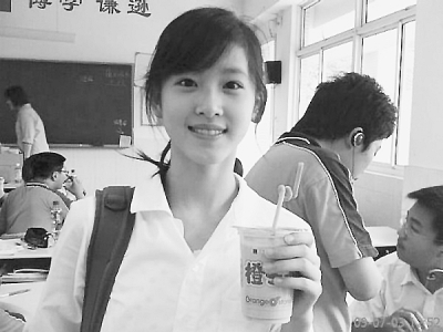 武漢“豆?jié){西施”校園走紅 清純不輸“奶茶妹妹”