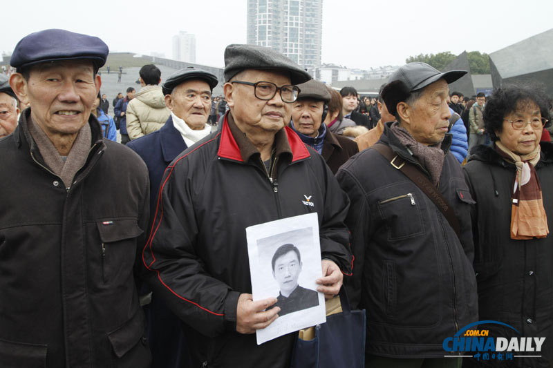南京舉行國際和平集會(huì)悼念南京大屠殺30萬同胞遇難75周年