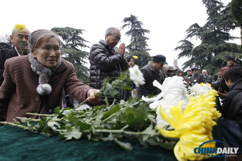 南京舉行國(guó)際和平集會(huì)悼念南京大屠殺30萬(wàn)同胞遇難75周年