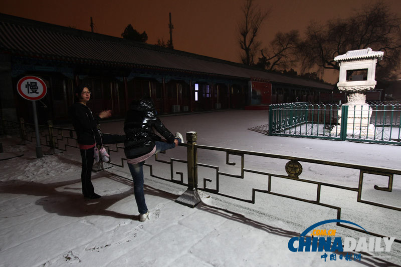 北京青年雪夜浪漫 紫禁城外賣萌扮酷
