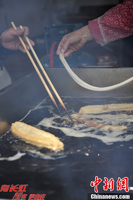 成都“油條哥”售“國(guó)際油條”走紅