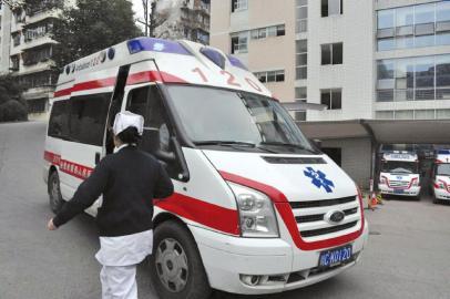 新交規(guī)治中國式過馬路:不避讓救護車 元旦起扣3分