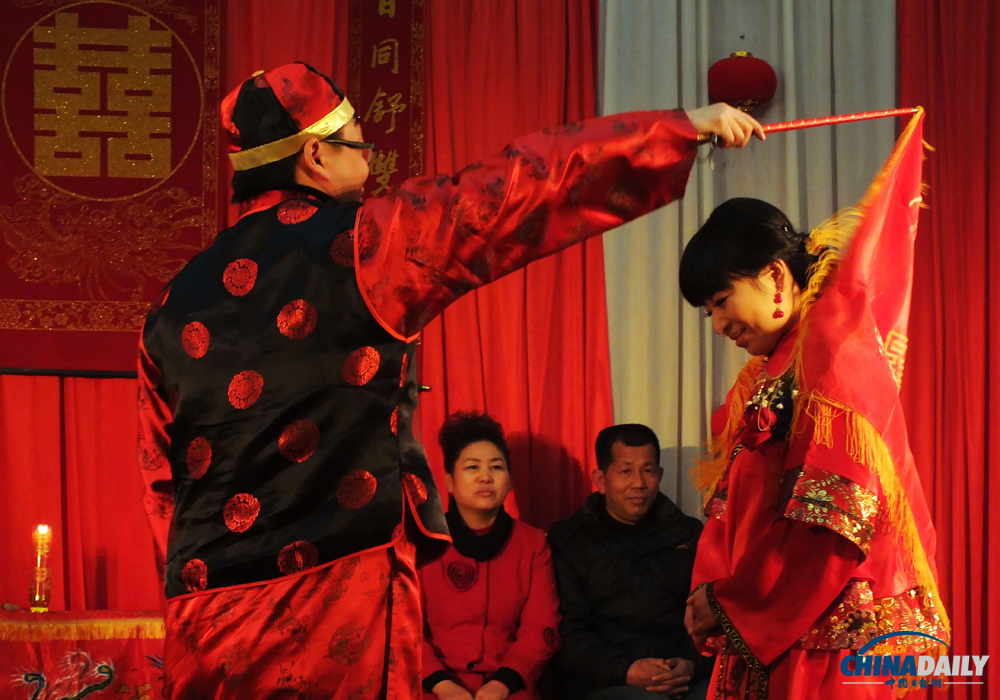 “萬(wàn)年真愛(ài)日”各地情侶扎堆結(jié)婚