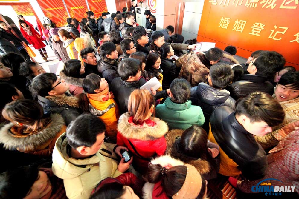 “萬(wàn)年真愛日”各地情侶扎堆結(jié)婚