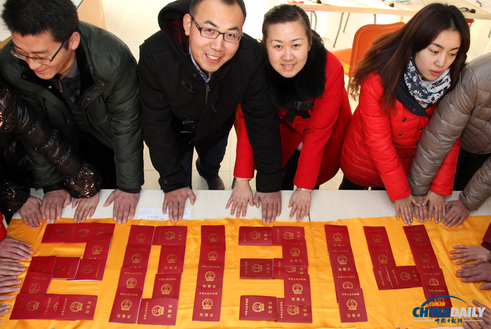 “萬(wàn)年真愛(ài)日”各地情侶扎堆結(jié)婚