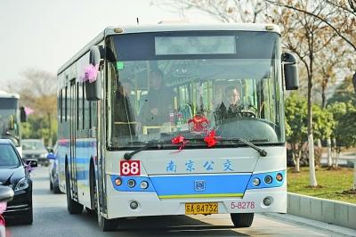 公交車貼喜字上街接親 網(wǎng)友驚呼：太拉風(fēng)（圖）
