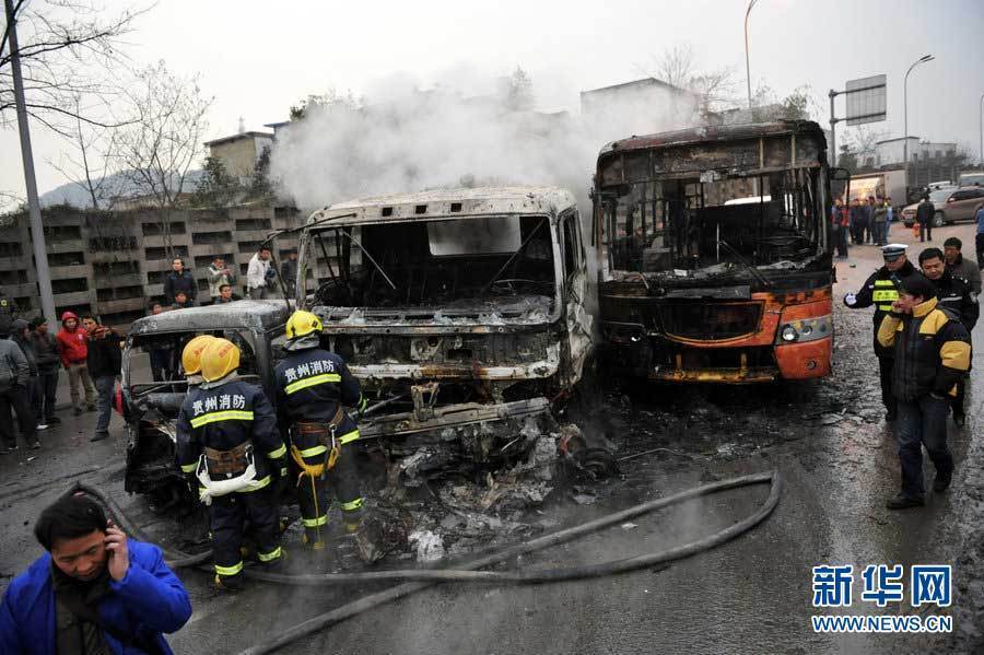 貴陽(yáng)蔡家關(guān)路段18車追尾4車起火