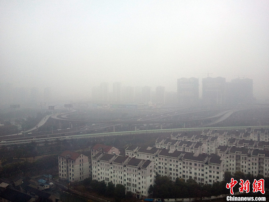中央氣象臺(tái)繼續(xù)發(fā)布霧霾黃色預(yù)警 多地遭遇嚴(yán)重污染