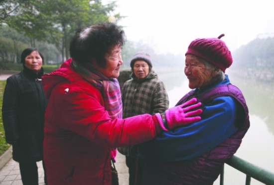 91歲鞋墊婆婆露面《新聞聯(lián)播》 太多愛嚇壞婆婆