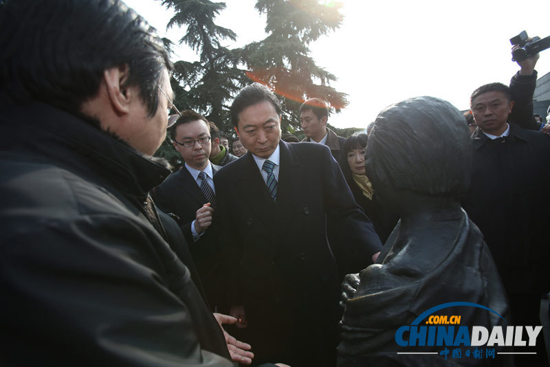 日前首相鳩山由紀夫參觀南京大屠殺紀念館