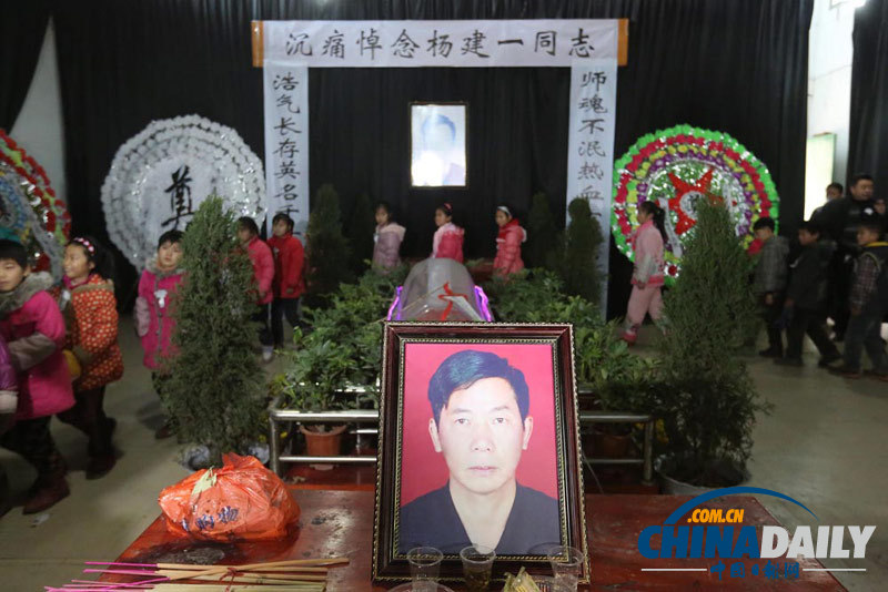 湖南新化：萬人沉痛悼念最美英雄校長(zhǎng)