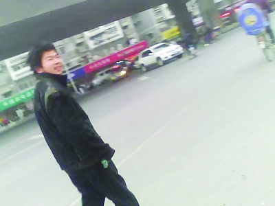一男子在南京鬧市街頭裝病騙捐 一個多月“暈倒”38次