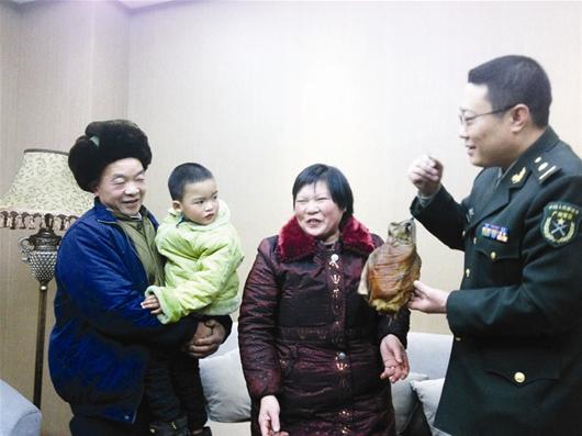 汶川地震時(shí)出生10天被困軍醫(yī)救 4歲娃來(lái)漢謝恩人