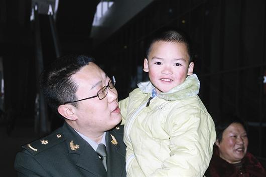 汶川地震時(shí)出生10天被困軍醫(yī)救 4歲娃來(lái)漢謝恩人